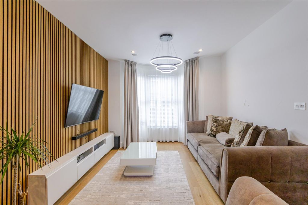 Property photo 2 of 24 Living Room (1)