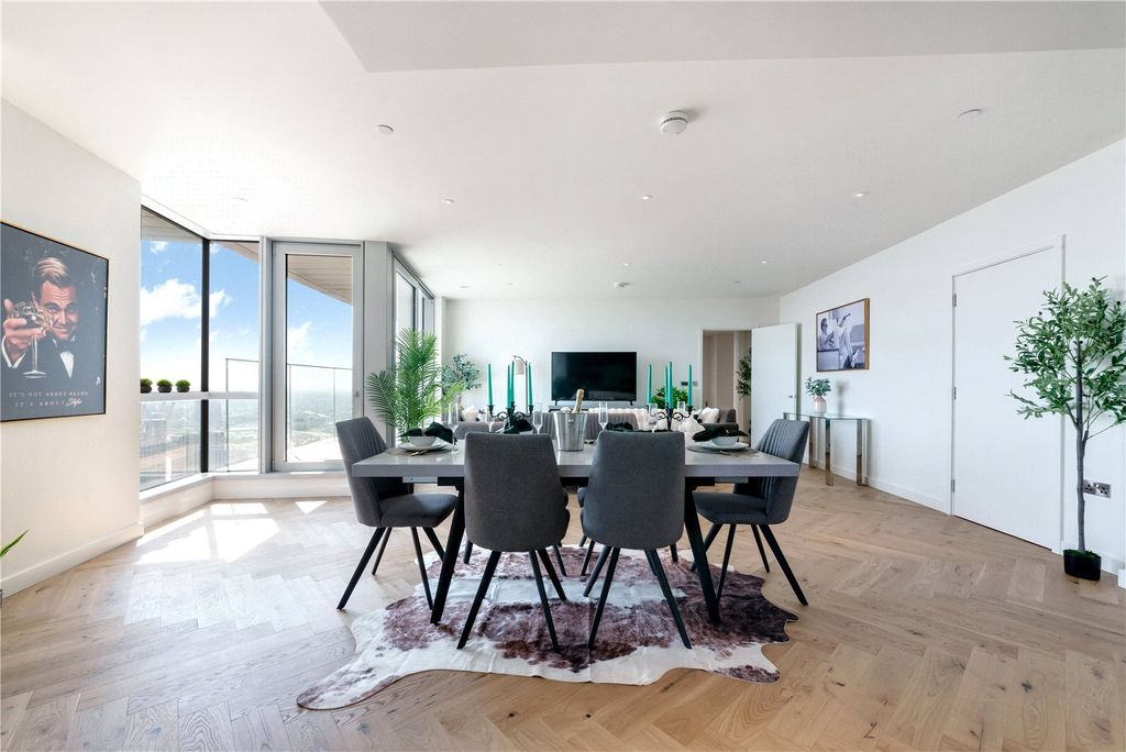 Property photo 3 of 25 Charrington Tower