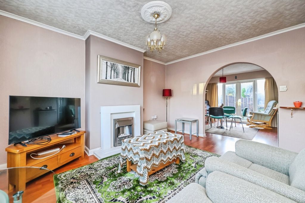 Property photo 3 of 18 Lounge