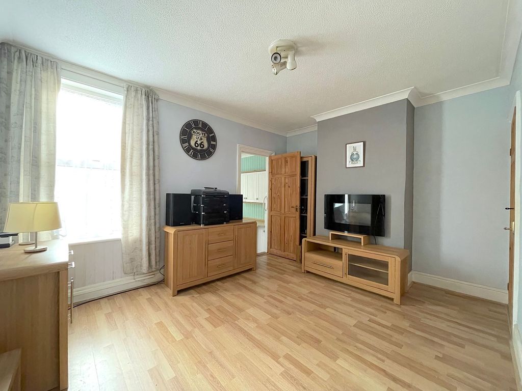 Property photo 2 of 19 Living Room (1)