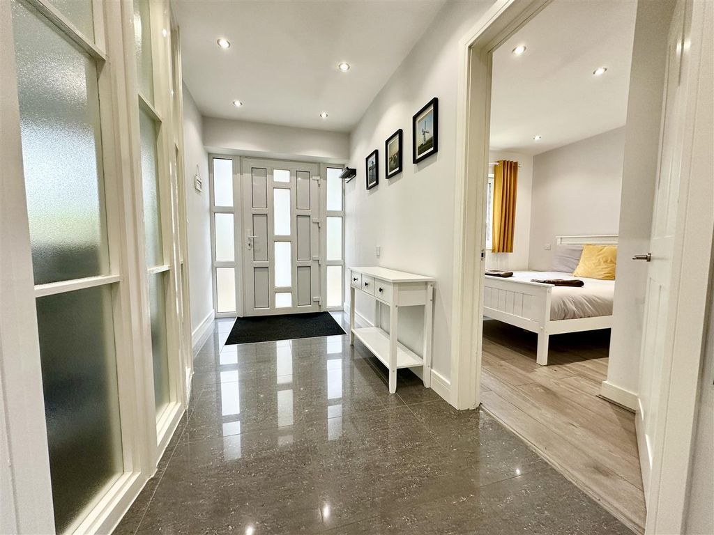 Property photo 3 of 24 Entrance Hall