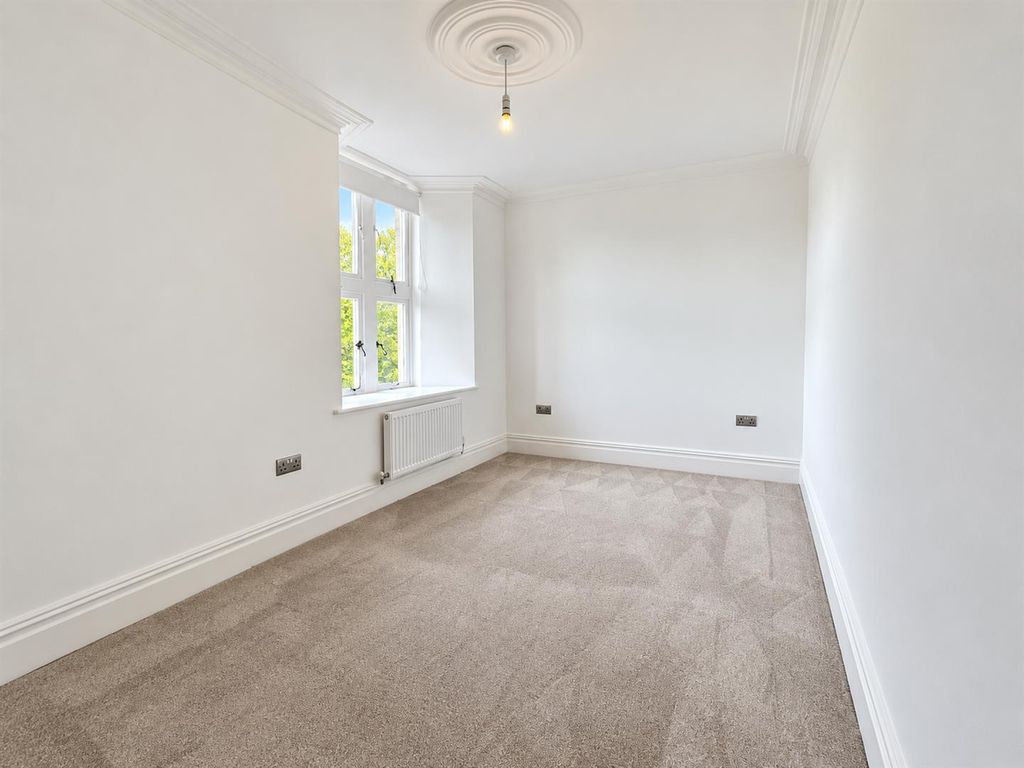 Property photo 3 of 10 Bedroom
