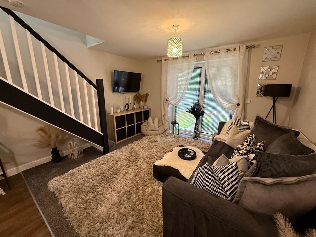 Property photo 2 of 11 6A Full Iving.Jpeg