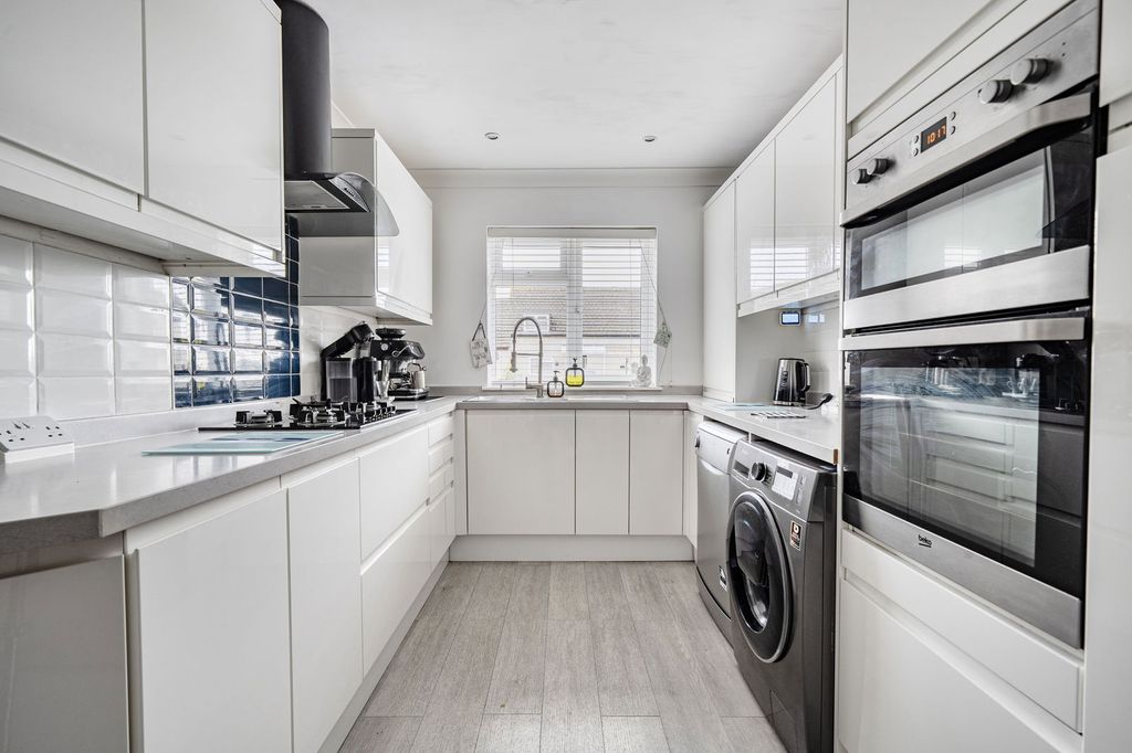 Property photo 2 of 25