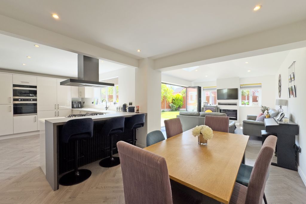 Property photo 2 of 16 Open Plan Family Dining Kitchen
