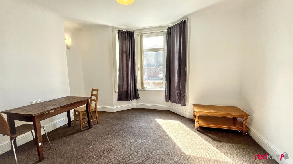 Property photo 3 of 11 Lounge