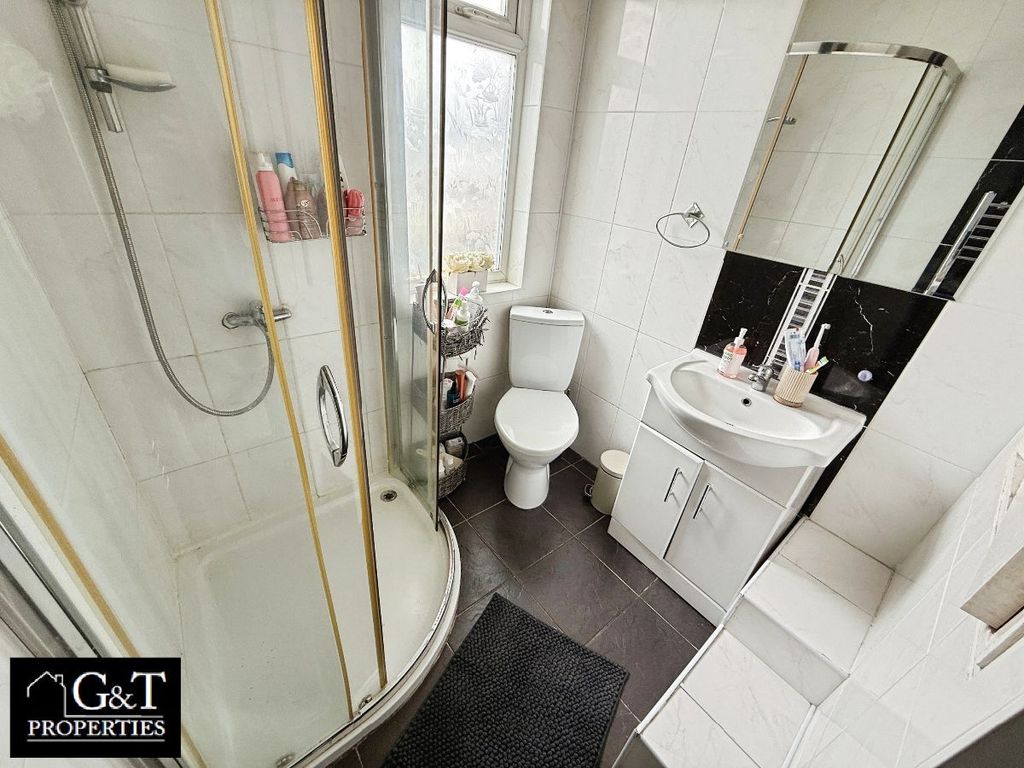 Property photo 3 of 18 Family Bathroom