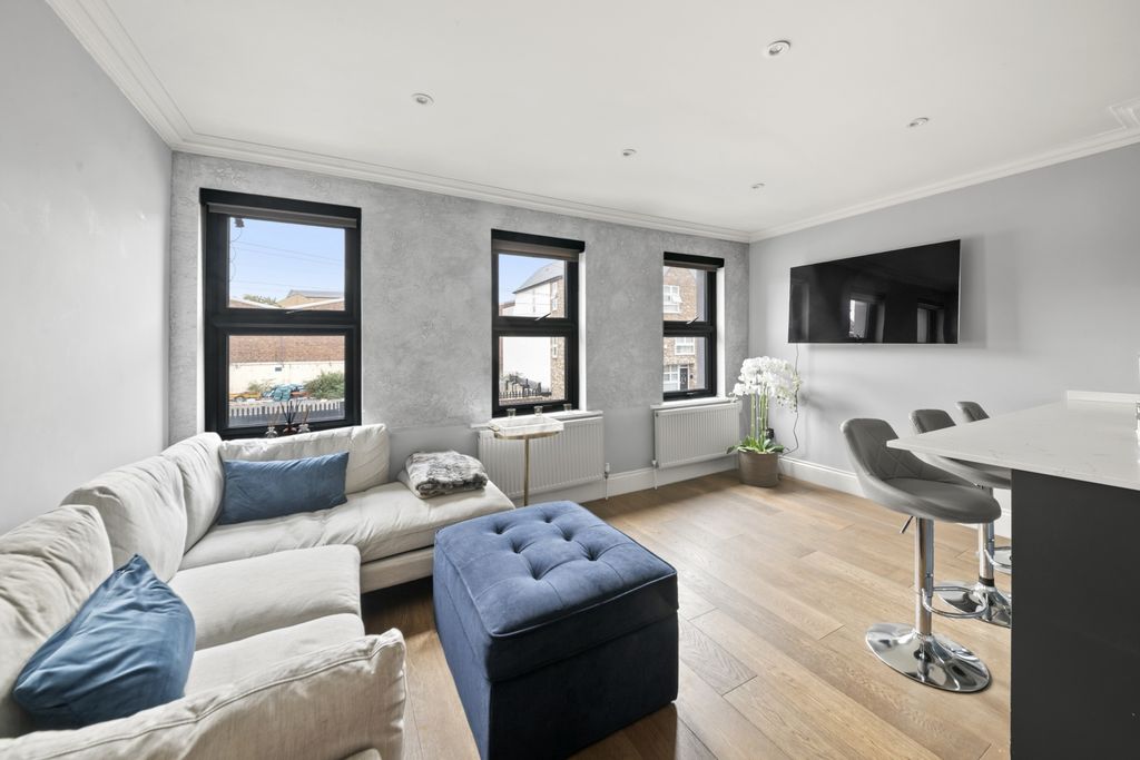 Property photo 1 of 11 Photo 4