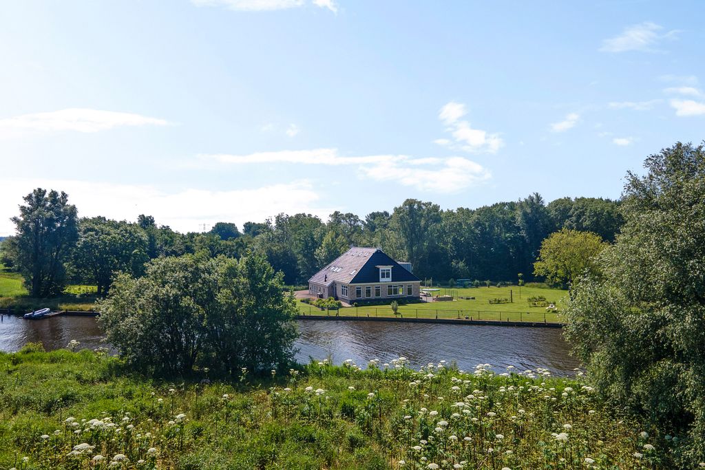 Property photo 2 of 72