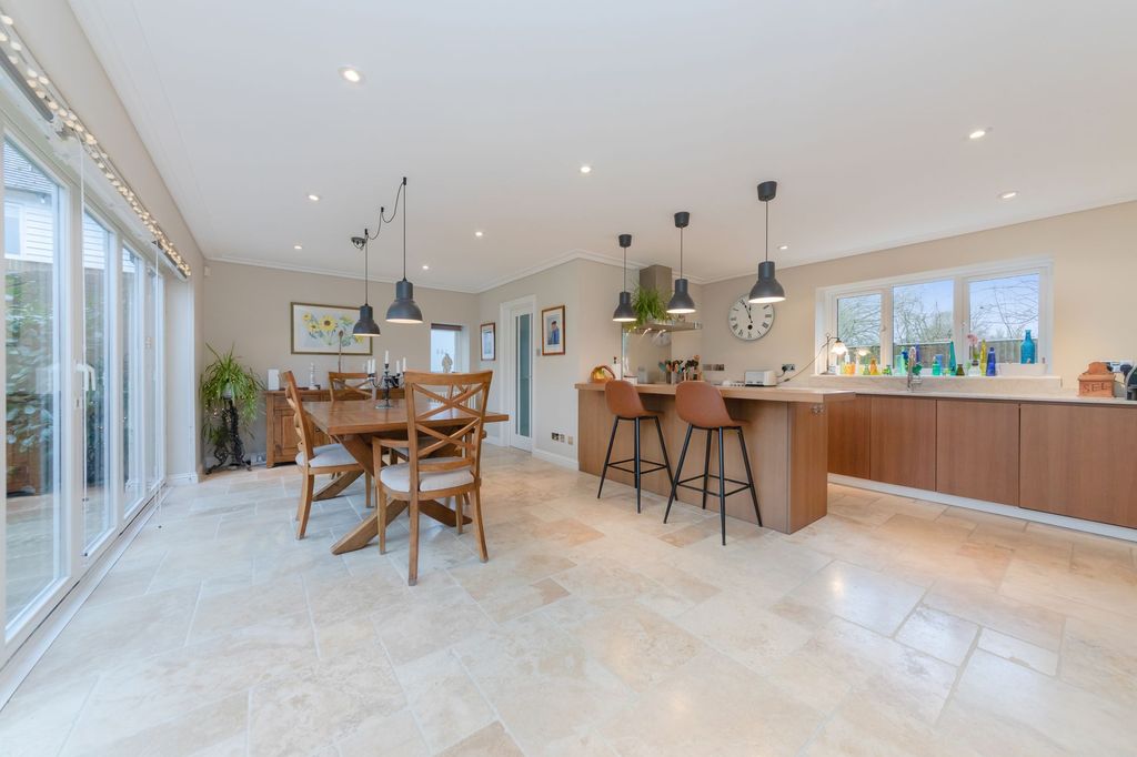 Property photo 2 of 34