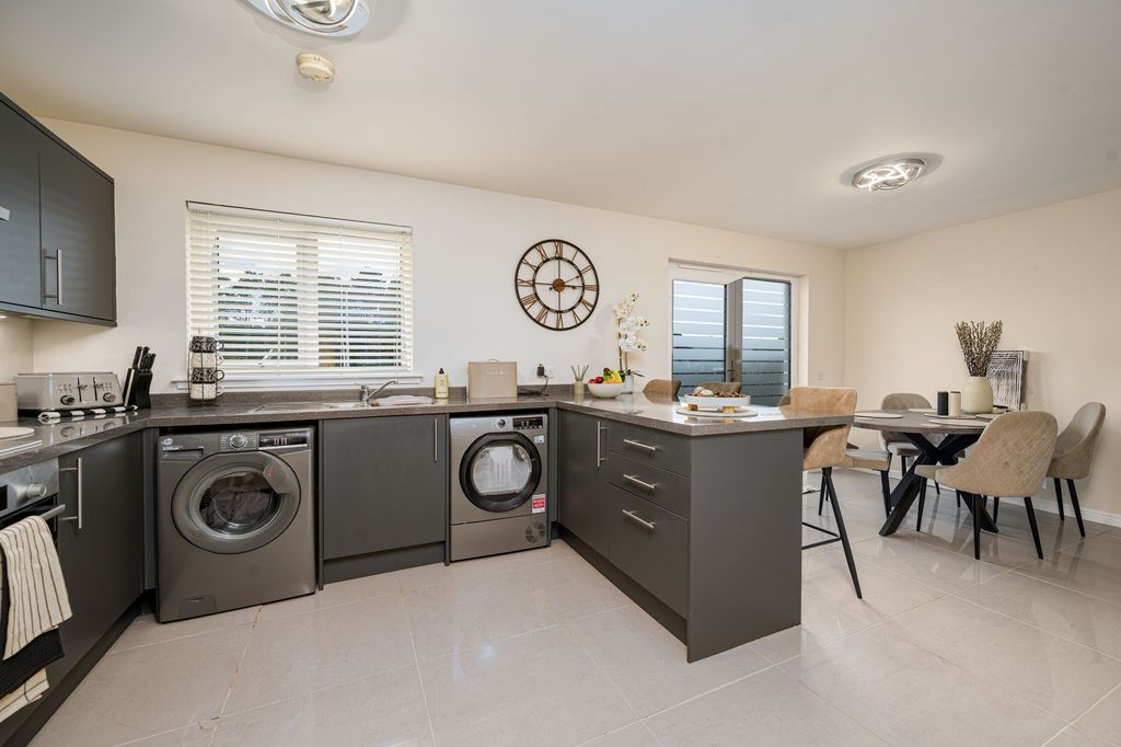Property photo 3 of 21 Kitchen/Dining