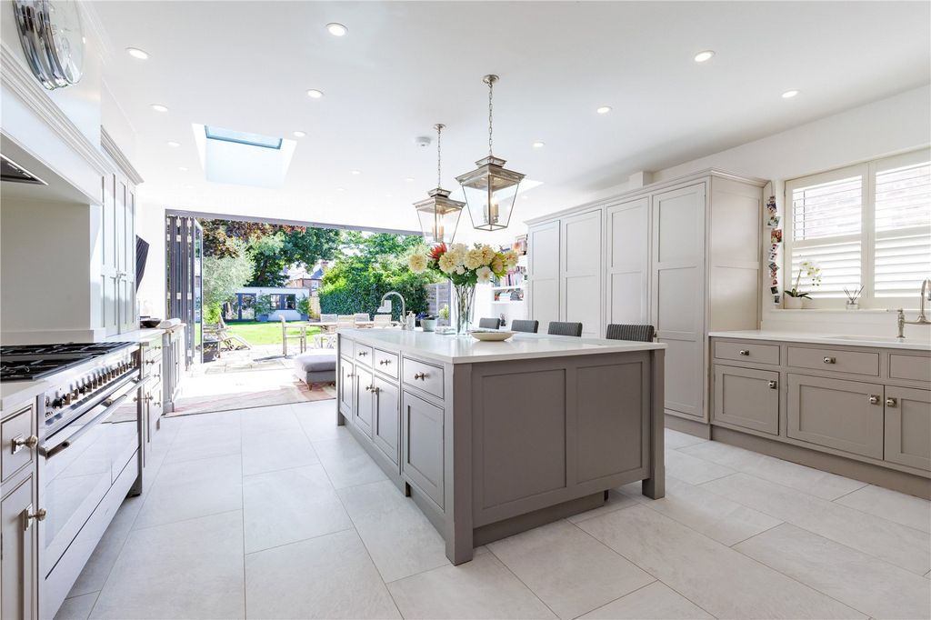 Property photo 2 of 19 Kitchen