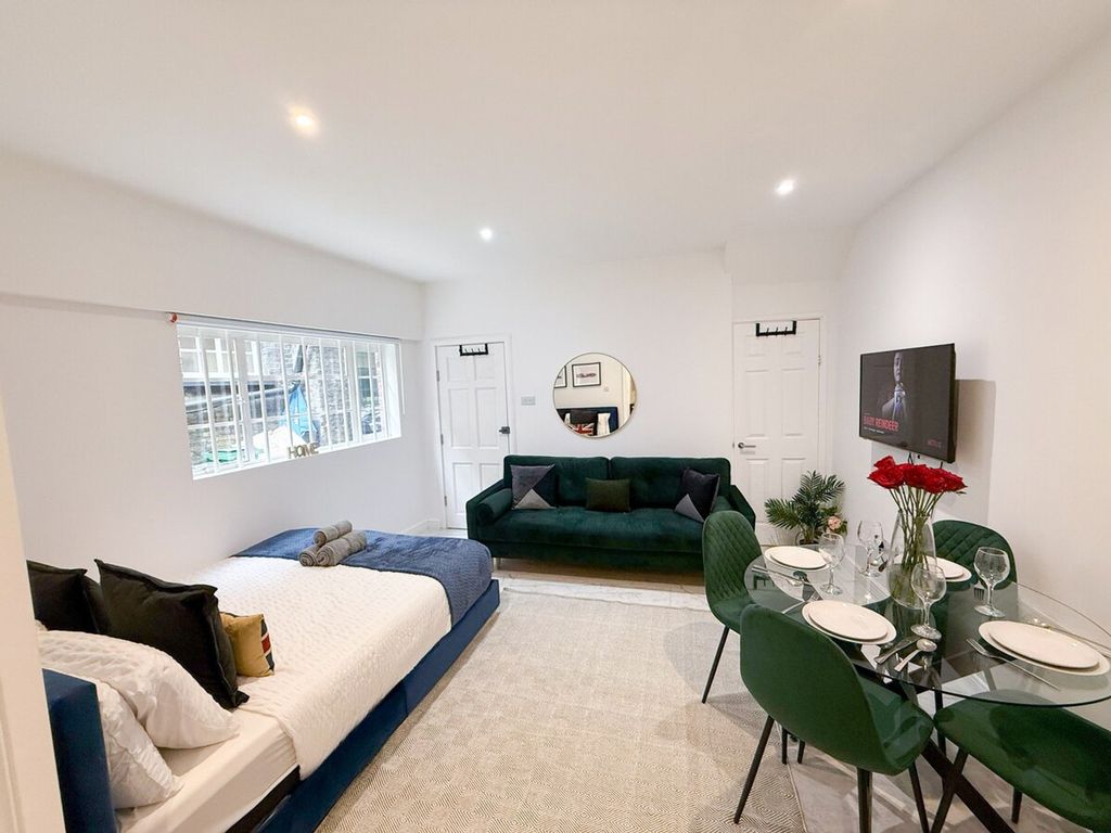 Property photo 1 of 13 Living Room