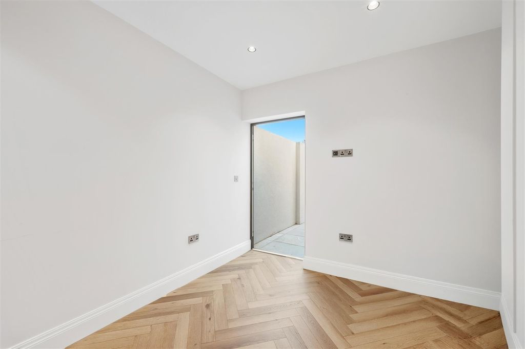 Property photo 2 of 3 Flat 1 Navy Rose Apartments-9.Jpg