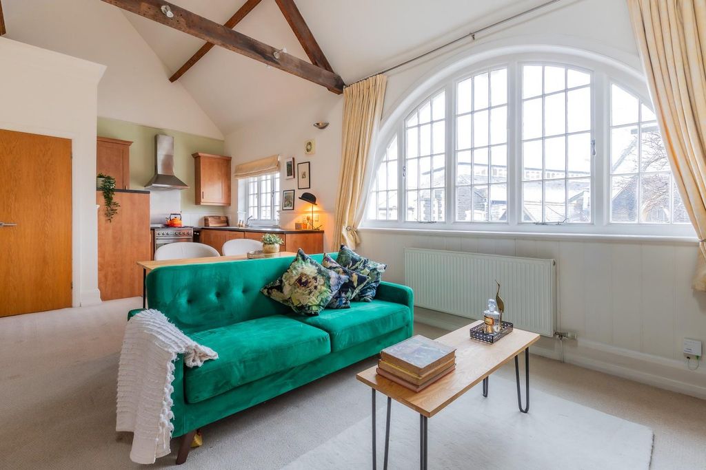 Property photo 1 of 12 Lounge