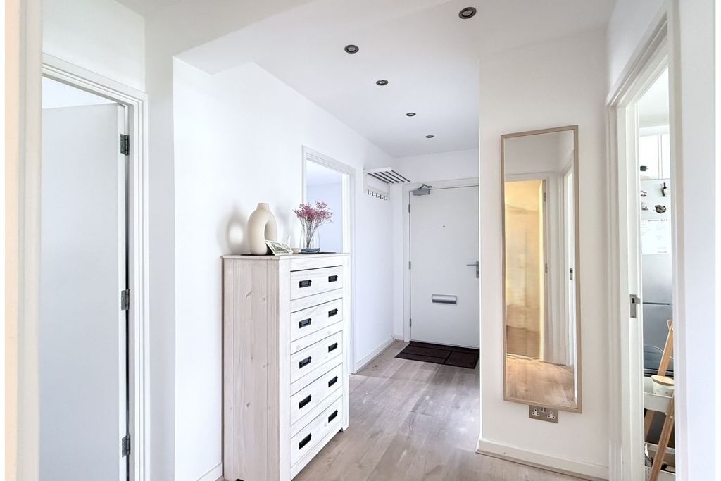 Property photo 3 of 16 Entrance Hallway