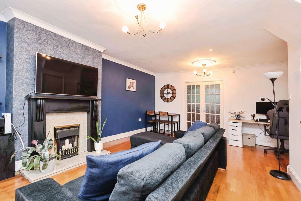 Property photo 2 of 16 Lounge