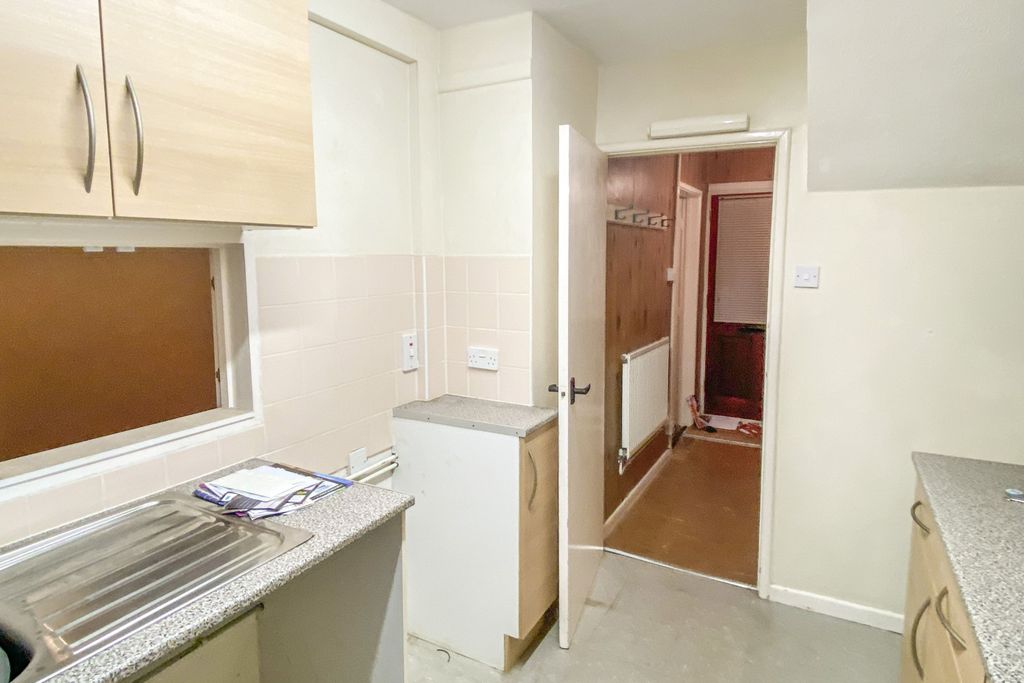 Property photo 2 of 18 37 Manor Road, Chippenham, Wiltshire Sn14 0Lh