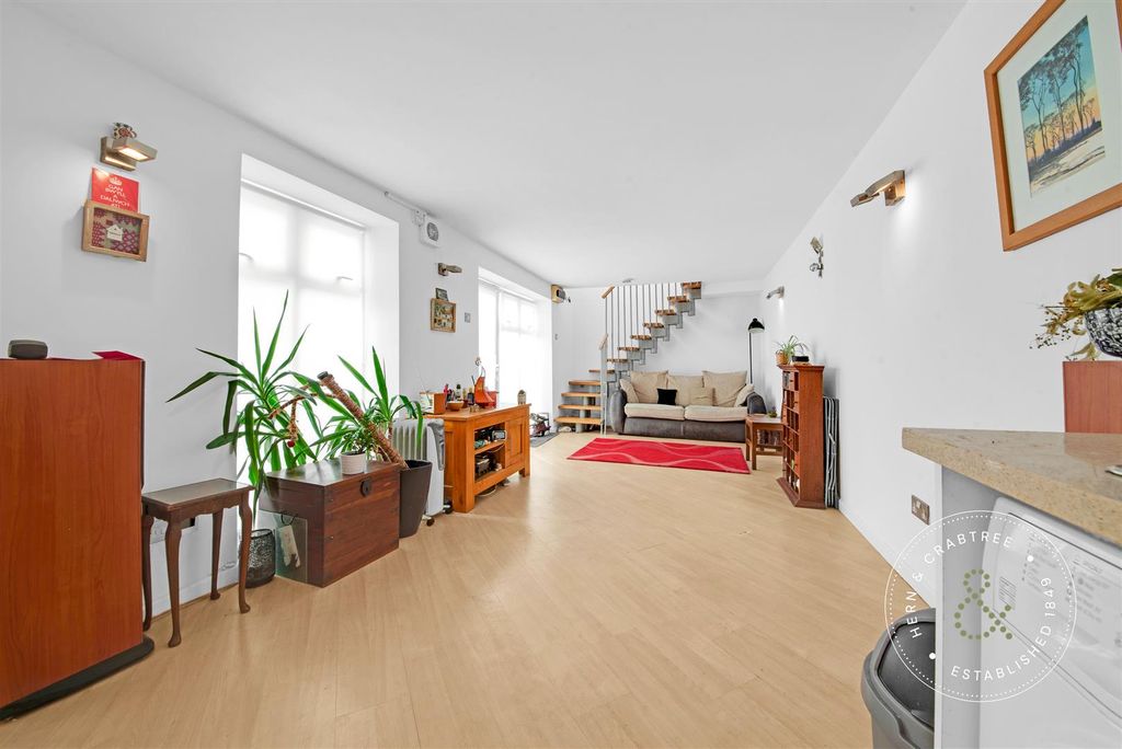 Property photo 2 of 17 Clive-Road-14.Jpg