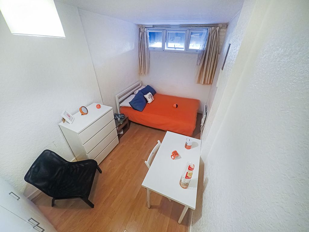 Property photo 1 of 11 Room 1- £953 Available Now