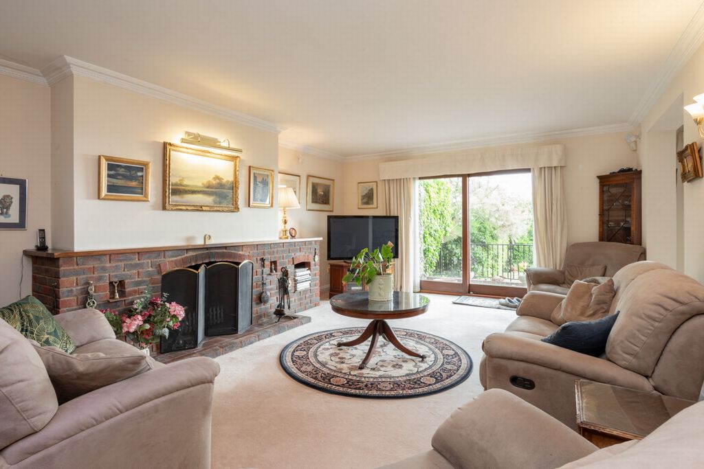 Property photo 3 of 28 Sitting Room