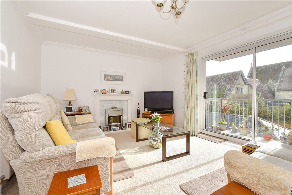 Property photo 3 of 11 Lounge