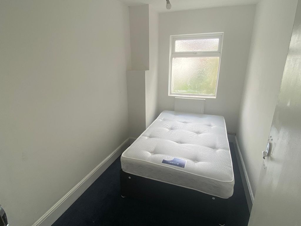 Property photo 2 of 8 A Compact Single Bedroom Featuring A Fresh, White ...