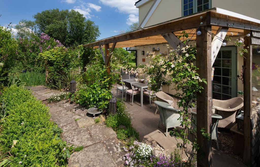 Property photo 3 of 22 Terrace