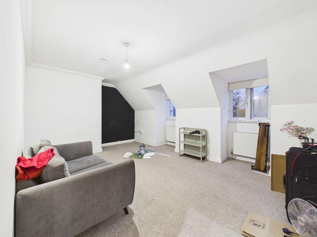 Property photo 3 of 6 Lounge