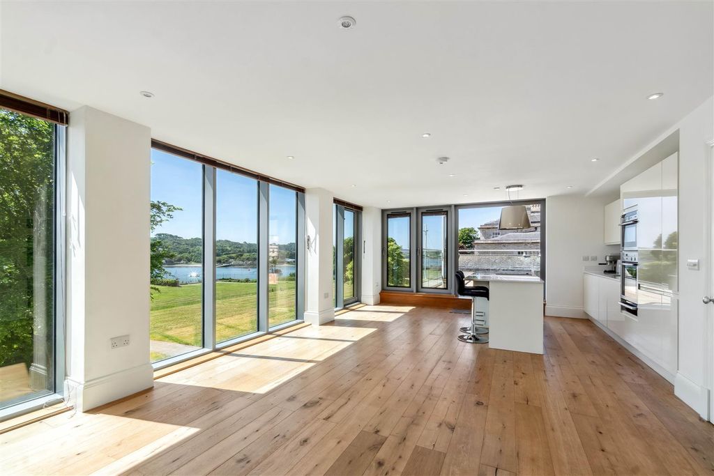 Property photo 2 of 24 Open Plan Living