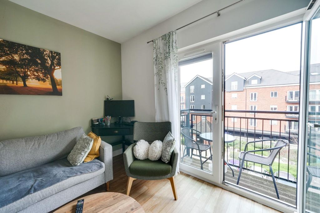 Additional image 7 of 2 bed flat for saleEast Dock, The Wharf, Linslade LU7