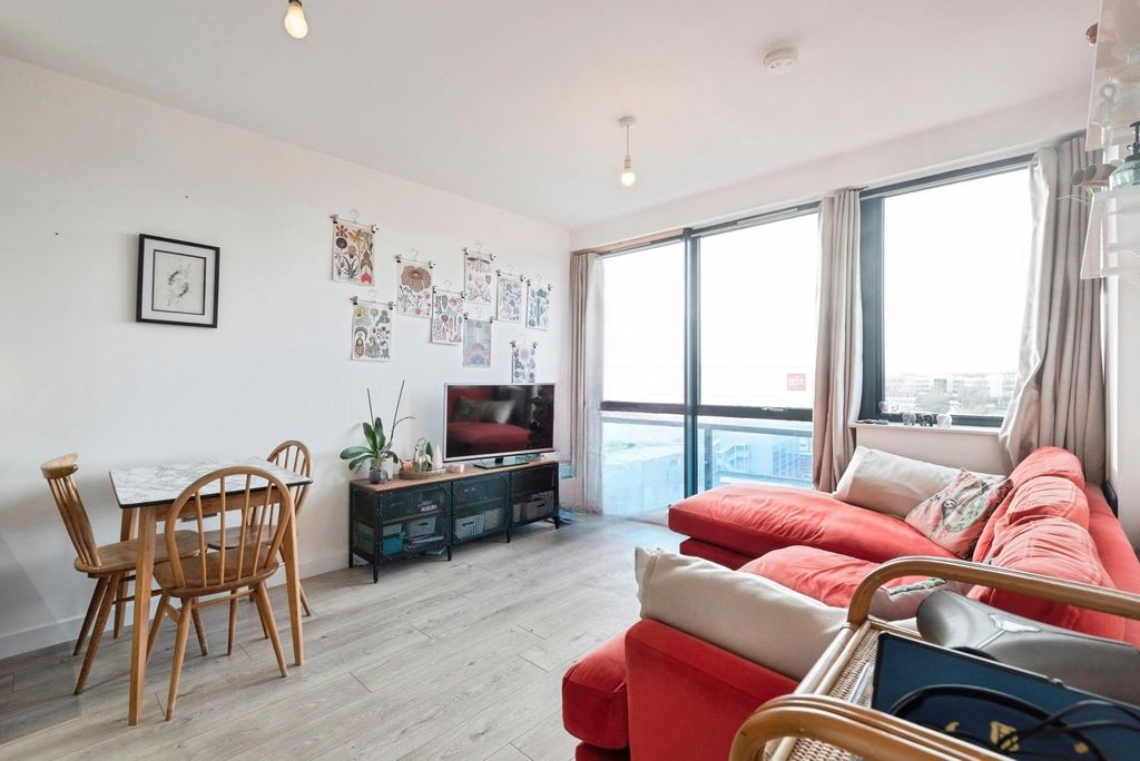 Property photo 2 of 18 Lounge