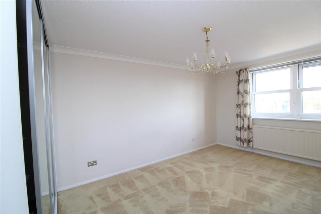 Property photo 2 of 6 Bedroom