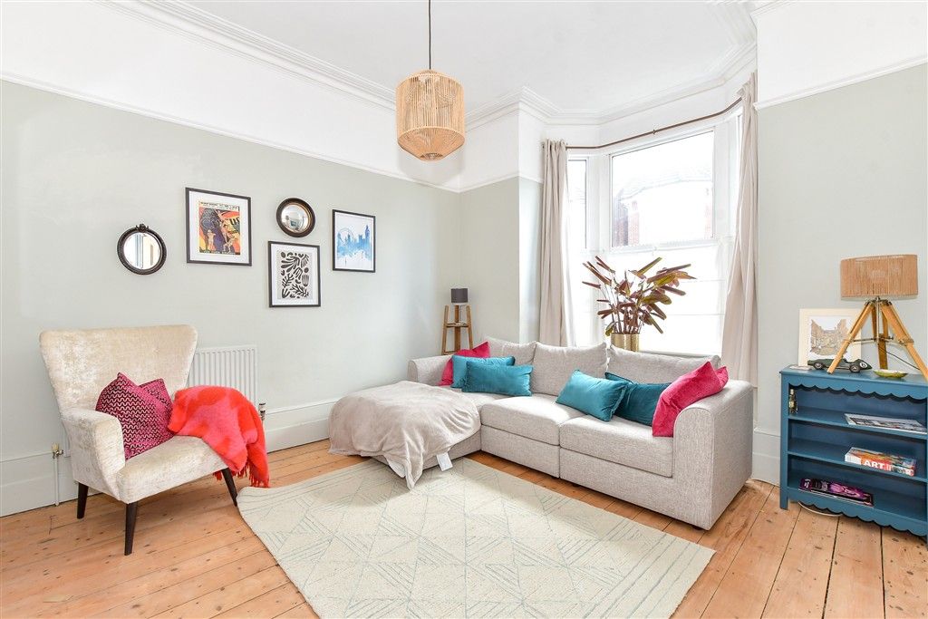 Property photo 3 of 12 Lounge