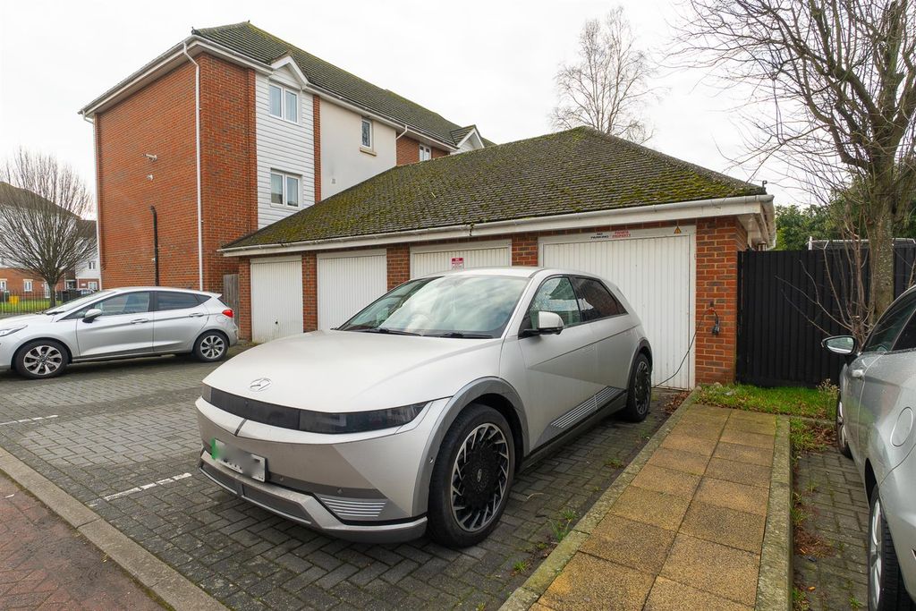 Property photo 2 of 20 Garage.Jpg