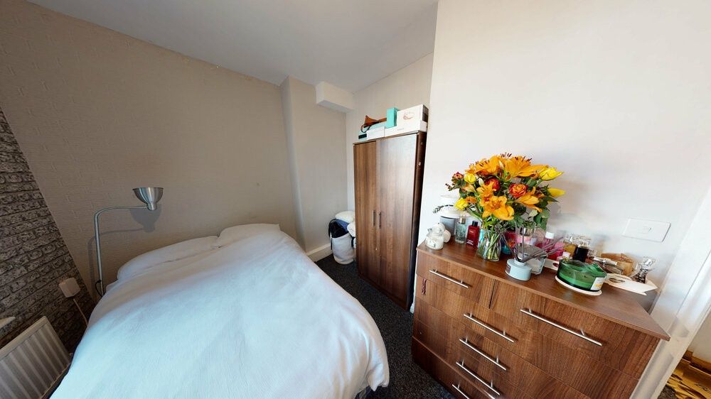 Property photo 3 of 7 Bright, Neatly Presented Double Bedroom With A Com...
