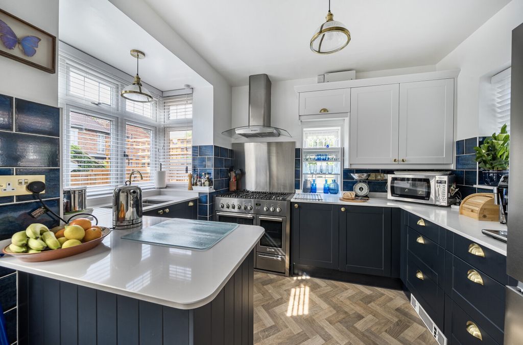 Property photo 3 of 15 1305343-18-684323...