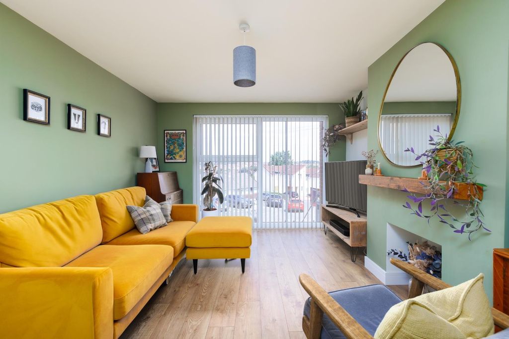 Property photo 1 of 26 130 Qeensdown Gardens-13.Jpg