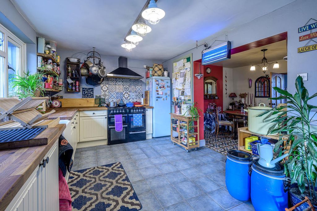 Property photo 2 of 27