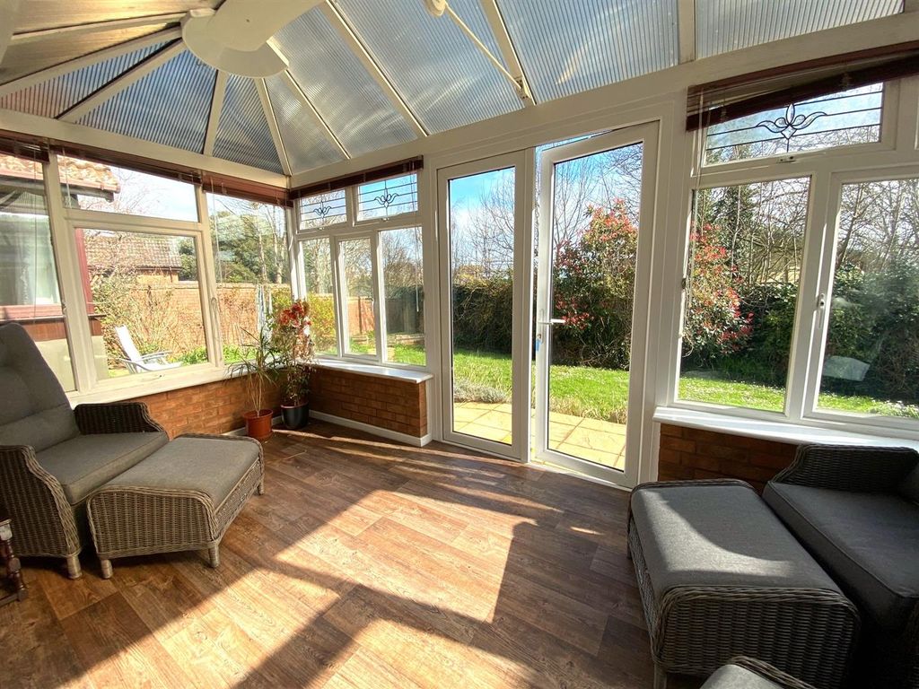 Property photo 2 of 14 Int Conservatory.Jpg