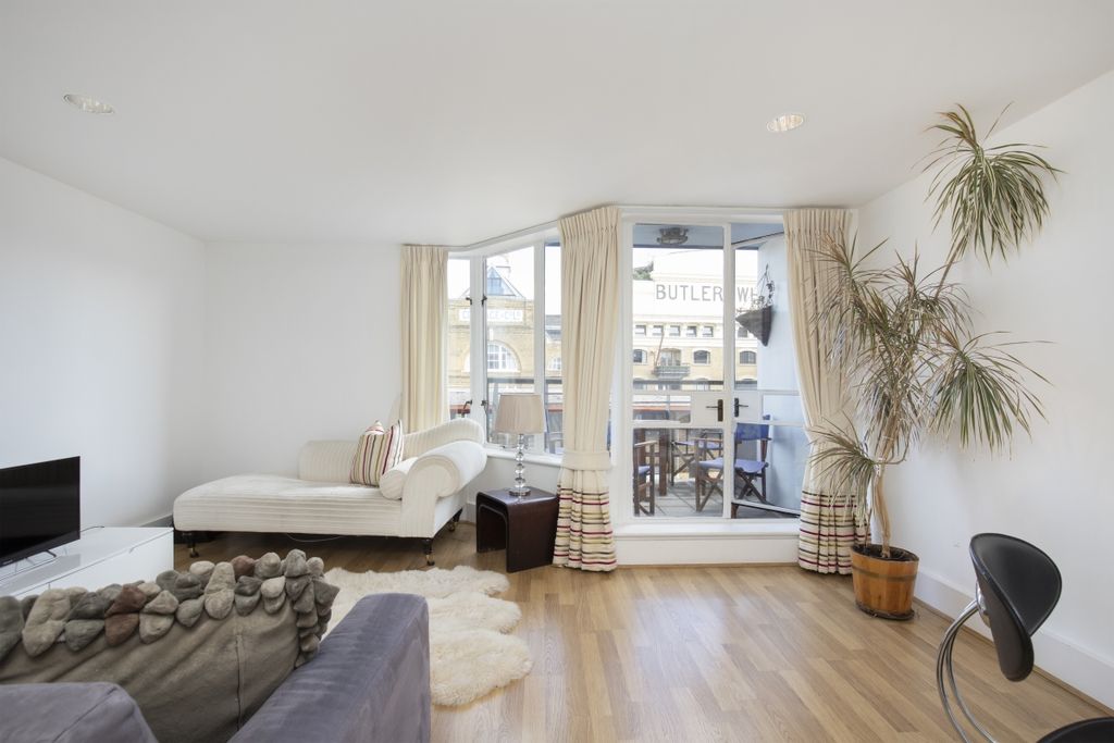 Property photo 1 of 11 Admirals Court