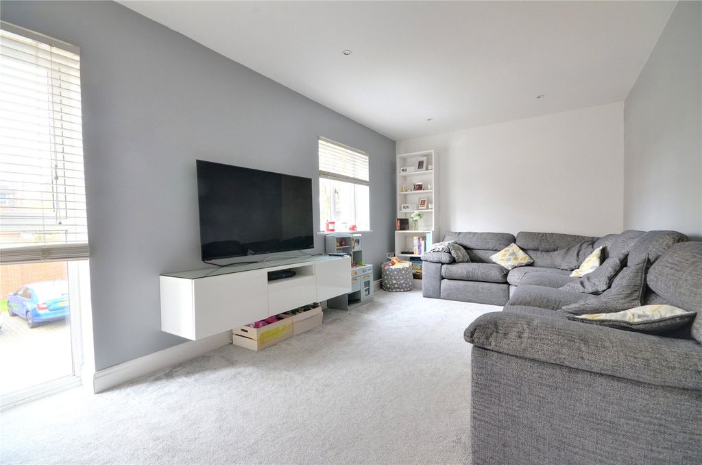 Property photo 3 of 12 Lounge