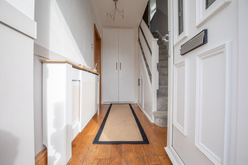 Property photo 2 of 32