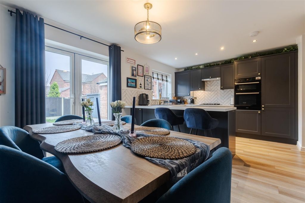 Property photo 3 of 18 Kitchen Diner