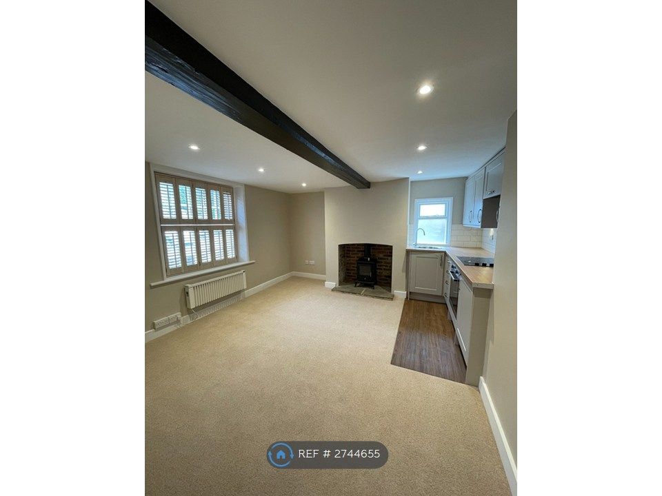 Property photo 2 of 4 Living Room/Kitchenette