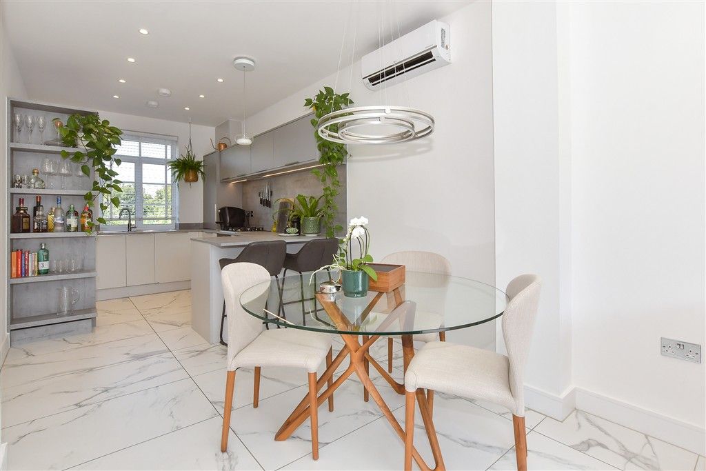 Property photo 3 of 11 Dining Area