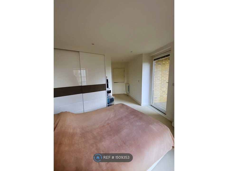 Property photo 3 of 9 In-Built Wardrobes