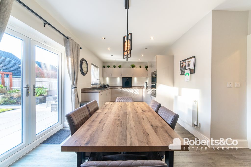 Property photo 3 of 17 Dining Kitchen
