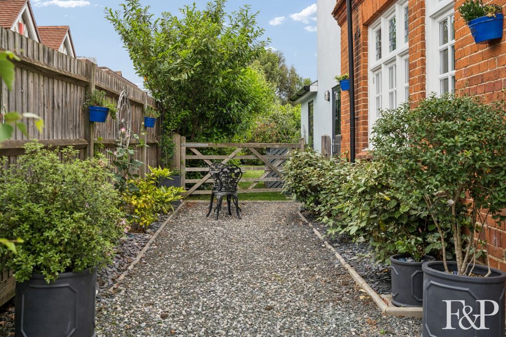 Property photo 2 of 25 5176813