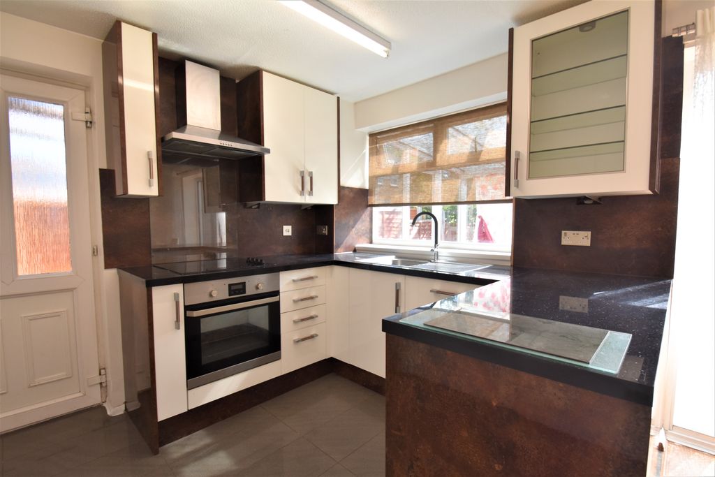 Property photo 2 of 11 Kitchen